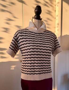 a.n.a Women's Crew Neck Short Sleeve Zig Zag Striped Pullover Sweater Medium